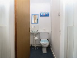 A bathroom with a sink and toilet at Wingelock Rhosneigr