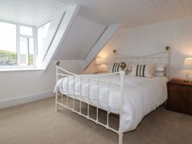 A bedroom with a bed and windows at 84 Fore Street