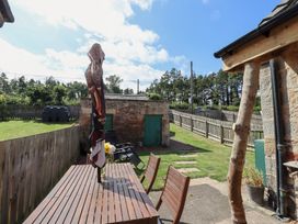 A garden with a table and chairs at Bruno's Bothy Middleton near Belford