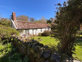 A cottage in a garden at Laundry Cottage in Clovelly