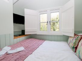 Damsel Shepherds Hut - Suffolk & Essex - 1143780 - thumbnail photo 9