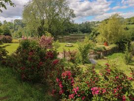 A garden with flowers and a picnic table at Garden View in Pembroke