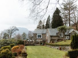 A house with garden and trees at Grey Walls in Glenridding