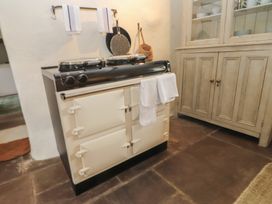 A kitchen with a cream stove and an off white cupboard Bryn Canaid Uwchmynydd near Aberdaron