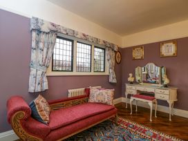 A sitting room with a sofa and vanity table at White House