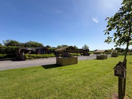 A view of cabins and wooden shelters at Yes Deer in Ashbourne