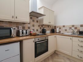 A kitchen with cabinets, appliances and a sink at Gannet in Flamborough