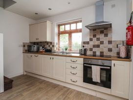 A kitchen with cabinets and appliances at Razorbill in Flamborough