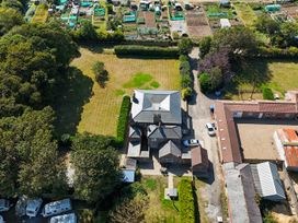 A house with a garden and driveway at Guillemot in Flamborough