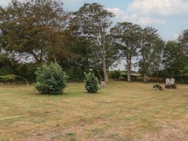 A garden with trees and bushes at Guillemot in Flamborough
