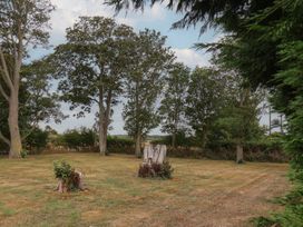 A garden with trees and stumps at Guillemot in Flamborough