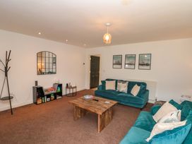 A living room with sofas and a coffee table at Kittiwake in Flamborough