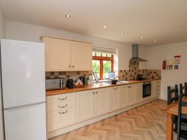 A kitchen with appliances and cabinets at Kittiwake in Flamborough