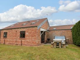 Outdoor view of a brick building with a table and chairs at Kittiwake Flamborough
