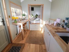 Shepherd Hut 1 - Yorkshire Dales - 1145228 - thumbnail photo 7