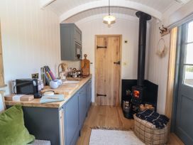 Shepherd Hut 2 - Yorkshire Dales - 1145244 - thumbnail photo 4