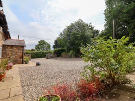 An outdoor area with a gravel surface and plants at The Barn in Tafarn-Y-Gelyn