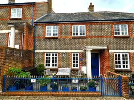 An outdoor area with seating and plants at Melanie's Cottage in Brewers Quay Harbour