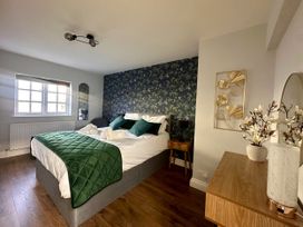 A bedroom with a bed and nightstand at Melanie's Cottage in Brewers Quay Harbour