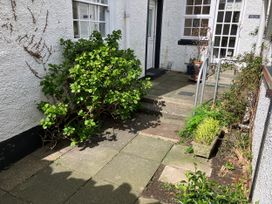 An outdoor area with plants and a pathway at Victoria House in Belford