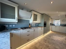 A kitchen with gas hob and oven at Firm Anchor in Salcombe