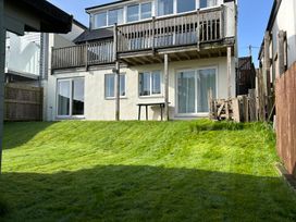 A garden with a house and balcony at Firm Anchor in Salcombe
