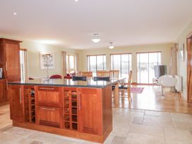 A kitchen with a dining area at Cashelrehine in Falcarrheh