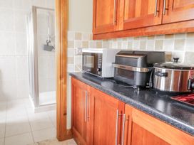 A kitchen with a microwave and toaster at Cashelrehine in Falcarrheh