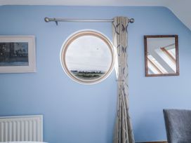 A room with a circular window and a curtain at Cashelrehine in Falcarrheh