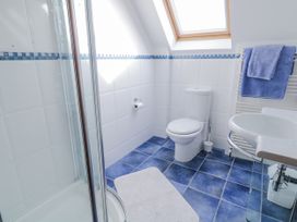 A bathroom featuring a shower, toilet, and sink at Cashelrehine, Falcarrheh