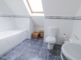 A bathroom with a bathtub, toilet, and sink at Cashelrehine in Falcarrheh