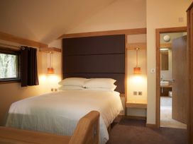 A bedroom with a bed and lamps on both sides at Beddgelert Golden Oak Hideaway Beddgelert Eryri Snowdonia
