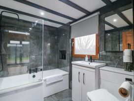 A bathroom with a bathtub, sink, and toilet at Squirrel's Nest in South Luffenham near Edith Weston