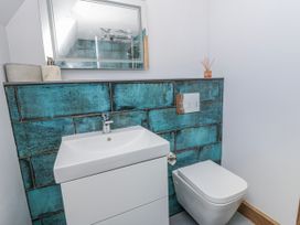 A bathroom with a sink and toilet at Valley View Hideaway in Ffostrasol