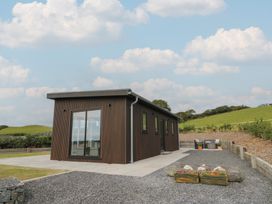 A modern house with a patio and outdoor furniture in Rydlan Aberystwyth