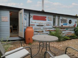 An outdoor area with a studio and seating at The Artist's Cabin By The Sea in Herne Bay