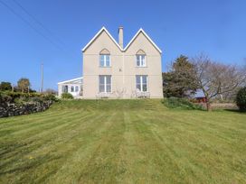 A house with two gable roofs and a lawn in front at Hen Ficerdy Abererch near Pwllheli