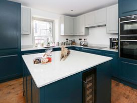 A kitchen with cabinets and appliances at Island House in Aberaeron