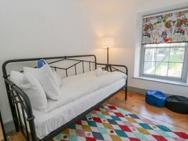 A bedroom with a daybed and lamp at Island House in Aberaeron