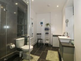 A bathroom with a shower, toilet, and sink at Ty Capel Bethania, Nant Gwynant
