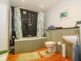 A bathroom with a bathtub and sink at Ty Capel Bethania in Nant Gwynant
