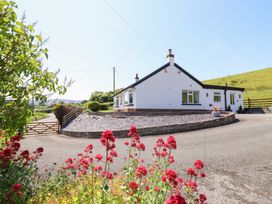 A house with a garden and gravel drive at Bryn Bras in Corwen