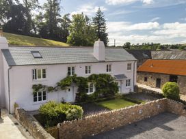 A house with garden and fence at Lower Well Farm House in Totnes
