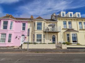 A house with a balcony and multiple windows at Sea Lovers in Exmouth