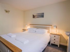 A bedroom with a bed and bedside lamps at Sea Lovers in Exmouth