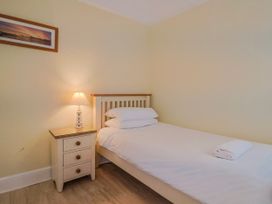A bedroom with a single bed and nightstand at Sea Lovers in Exmouth