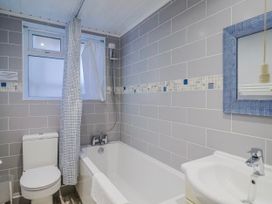 A bathroom with a bathtub, toilet, and sink at Sea Lovers in Exmouth