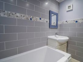 A bathroom with a bathtub and sink at Sea Lovers in Exmouth
