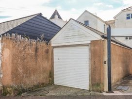 Garage with a door and surrounding wall at Sea Lovers in Exmouth