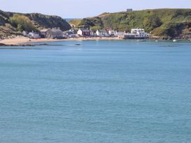 A beach with houses and boats at Seaviews in Nefyn